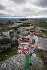 UK, Cornwall, Junge fotografiert sich selbst in Bodmin Moor mit seinem digitalen Tablet - PAF000960