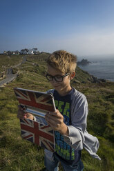 UK, Cornwall, Junge macht Selfie am Land's End mit seinem digitalen Tablet - PAF000962