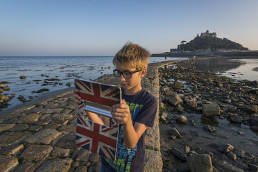 UK, Cornwall, Junge macht ein Selfie vor dem St. Michael's Mount mit seinem digitalen Tablet - PAF000964