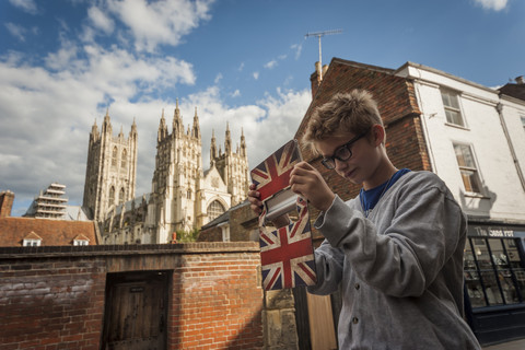 UK, Canterbury, Junge macht ein Selfie mit seinem digitalen Tablet, lizenzfreies Stockfoto