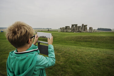 UK, Wiltshire, Junge fotografiert Stonehenge mit seinem digitalen Tablet - PAF000956