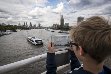 UK, London, Junge fotografiert den Fluss Themse mit seinem digitalen Tablet - PAF000957