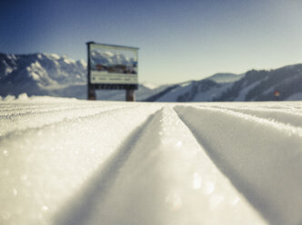 Österreich, Salzburger Land, Spuren im Schnee im Skigebiet - NNF000027