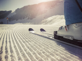 Österreich, Salzburger Land, Spuren im Schnee im Skigebiet - NNF000028