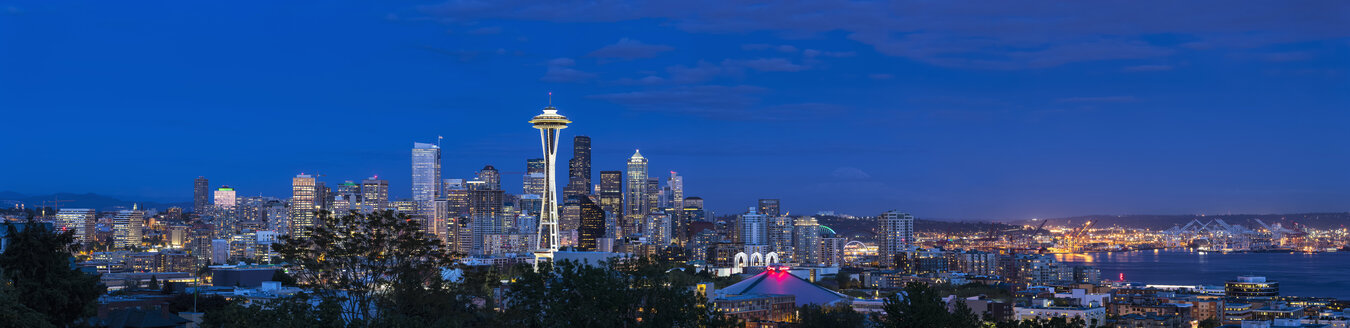 USA, Staat Washington, Skyline von Seattle mit Space Needle und Puget Sound zur blauen Stunde - FOF007109