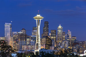 USA, Washington State, Skyline von Seattle mit Space Needle zur blauen Stunde - FOF007108