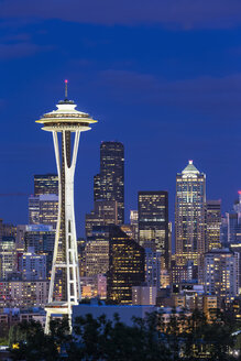 USA, Washington State, Skyline von Seattle mit Space Needle zur blauen Stunde - FOF007106