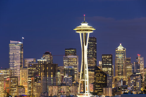 USA, Washington State, Skyline von Seattle mit Space Needle zur blauen Stunde - FOF007105