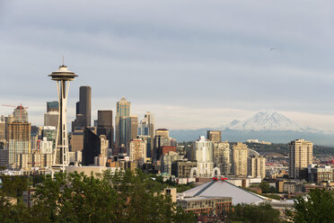 USA, Staat Washington, Skyline von Seattle mit Space Needle und Mount Rainier - FOF007103