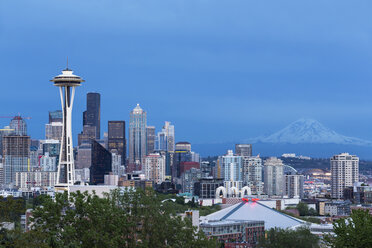 USA, Staat Washington, Skyline von Seattle mit Space Needle und Mount Rainier zur blauen Stunde - FOF007100