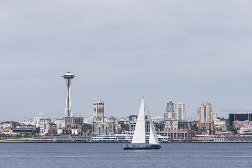 USA, Bundesstaat Washington, Puget Sound und Skyline von Seattle mit Space Needle - FOF007111