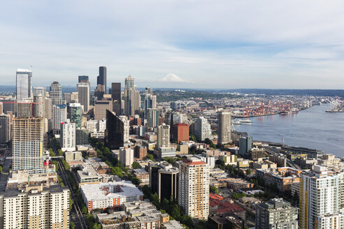 USA, Bundesstaat Washington, Seattle, Stadtbild mit Mount Rainier im Hintergrund - FOF007121