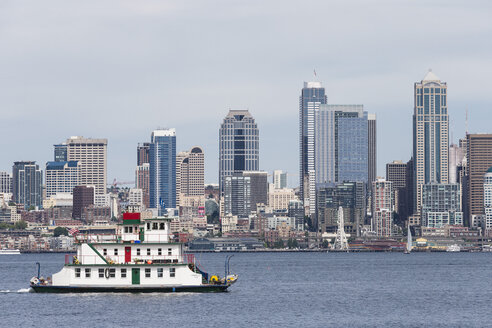 USA, Staat Washington, Puget Sound und Skyline von Seattle mit Hausboot Annabelle Tacoma - FO007114