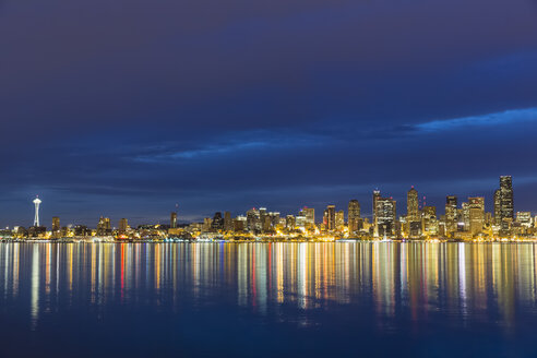 USA, Staat Washington, Puget Sound und Skyline von Seattle mit Space Needle zur blauen Stunde - FOF007115