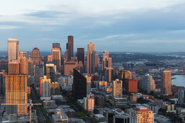 USA, Washington State, Seattle, Cityscape in the evening light - FOF007125