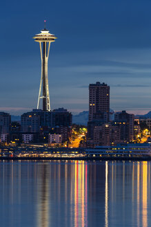 USA, Staat Washington, Puget Sound und Skyline von Seattle mit Space Needle zur blauen Stunde - FO007118