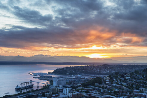 USA, Bundesstaat Washington, Seattle, Stadtbild und Hafen bei Sonnenuntergang - FOF007126