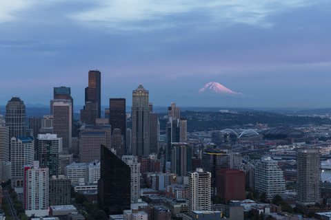 USA, Bundesstaat Washington, Seattle, Stadtbild im Abendlicht, Mount Rainier im Hintergrund, lizenzfreies Stockfoto