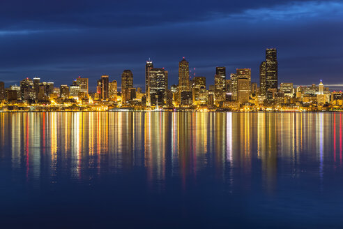 USA, Bundesstaat Washington, Puget Sound und Skyline von Seattle zur blauen Stunde - FOF007119
