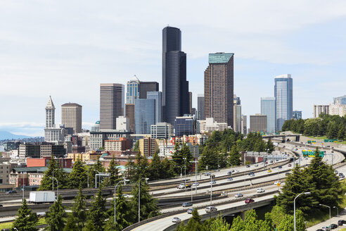 USA, Staat Washington, Seattle, Dr. Jose Rizal Park, Interstate 5 und Skyline - FOF007186