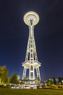 USA, Bundesstaat Washington, Seattle, Space Needle bei Nacht - FOF007133