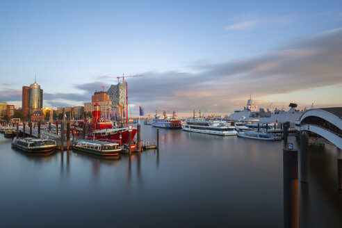 Germany, Hamburg, Niederhafen, in the background the Kehrwiederspitze in the evening light - RJF000283