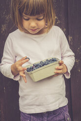 Kleines Mädchen mit Schachtel Blaubeeren - LVF002065
