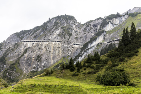 Österreich, Vorarlberg, Lechtaler Alpen, Blick zum Flexenpass, lizenzfreies Stockfoto