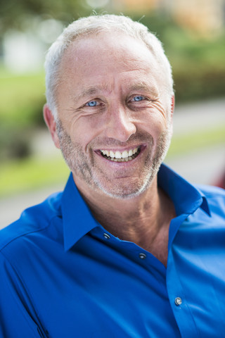 Porträt eines lächelnden Geschäftsmannes im Freien, lizenzfreies Stockfoto