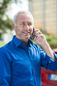 Geschäftsmann am Telefon im Freien - UUF001931