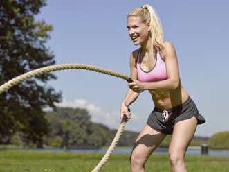 Deutschland, Junge Frau beim Sport mit Seilen - MAD000002