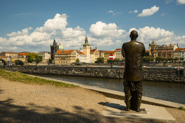 Tschechische Republik, Prag, Statue der Harmonie zum Gedenken an Sri Chinmoy, Moldau und Altstadt im Hintergrund - WGF000463