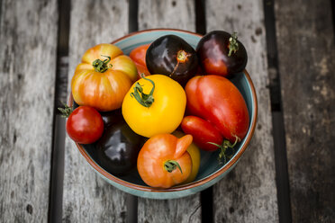 Heirloom tomatoes in a bowl - SARF000847