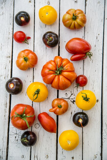 Verschiedene Heirloom-Tomaten auf weißem Holz - SARF000850