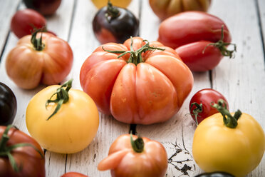 Heirloom tomatoes on white wood - SARF000851