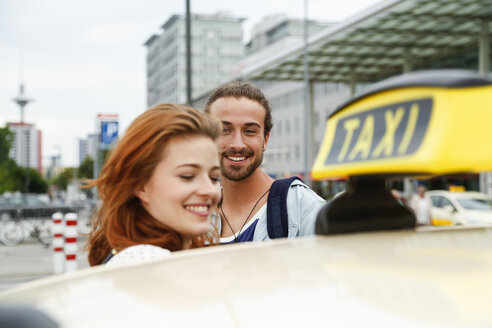 Deutschland, Berlin, Junges Paar im Taxi - FKF000666