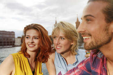 Germany, Berlin, Friend sitting at Spree river - FKF000684