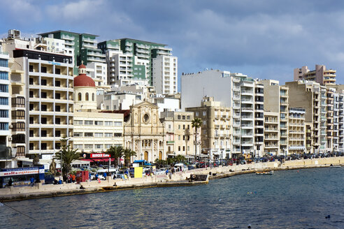 Malta, Sliema, historisches Gebäude zwischen neuen Gebäuden am Wasser - WEF000242