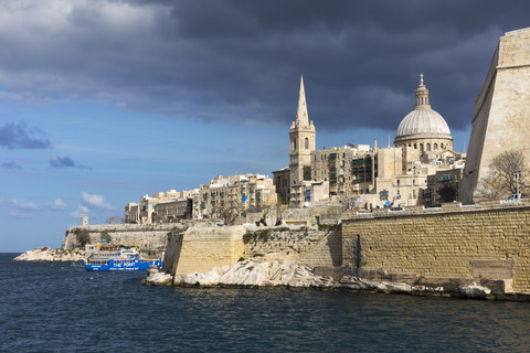 Malta, Valletta, Basilika Our Lady of Mount Carmel und St. Paul's Pro-Cathedral am Meer, lizenzfreies Stockfoto