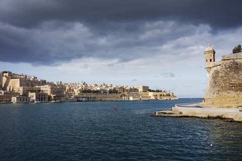 Malta, Valletta, Stadtbild vom Grand Harbour aus gesehen, lizenzfreies Stockfoto