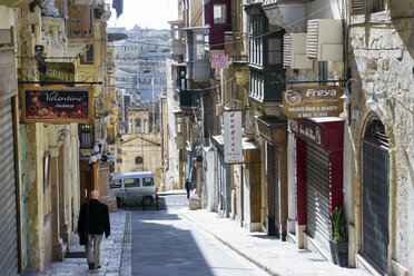 Malta, Valletta, Gasse in der Altstadt mit geschlossenen Geschäften am Sonntag - WEF000250