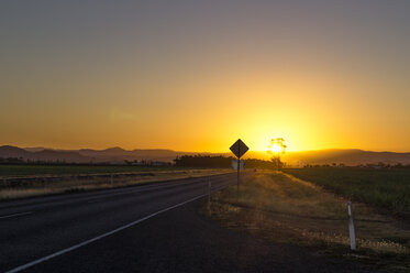 Australia, Queensland, road with mountain chain at sunrise - PUF000093