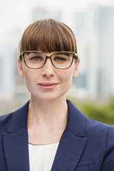 Deutschland, Hessen, Frankfurt, Porträt einer Geschäftsfrau mit Brille - FMKYF000547