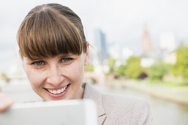 Deutschland, Hessen, Frankfurt, Porträt einer lächelnden Geschäftsfrau mit digitalem Tablet - FMKYF000555