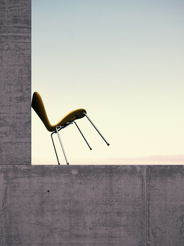 Stuhl lehnt an Betonwand vor Himmel, 3D Rendering, lizenzfreies Stockfoto