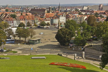 Deutschland, Thüringen Erfurt, Blick von der Zitadelle Petersberg zum Domplatz - MELF000018