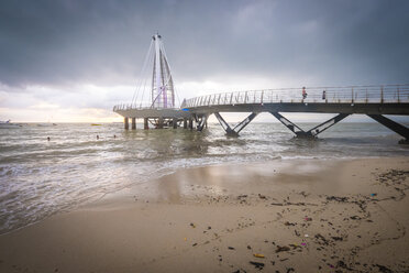 Mexiko, Puerto Vallarta, Pier am Strand von Los Muertos - ABAF001489