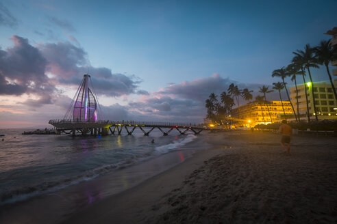 Mexiko, Puerto Vallarta, Pier am Strand von Los Muertos - ABAF001492