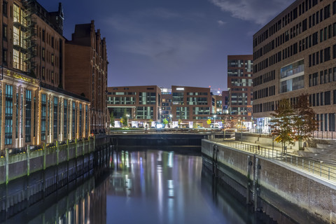 Deutschland, Hamburg, Hafencity, Gebäude bei Nacht, lizenzfreies Stockfoto
