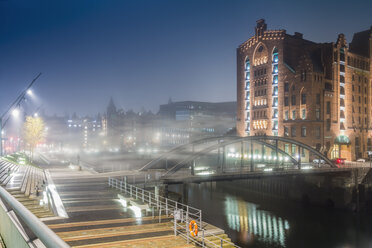 Deutschland, Hamburg, Hafencity, Brücke bei Nacht, nebelig - NKF000178